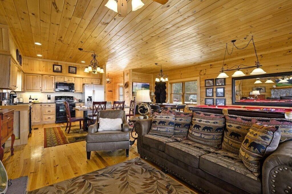 Serenity Summit With Amazing Mountain Views, Indoor Pool, Fire Pit And Hot Tub