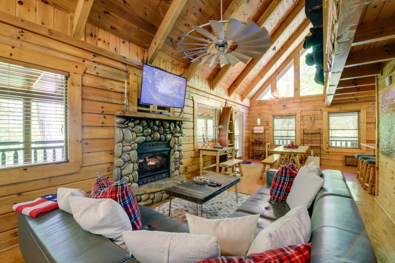 Family Cabin With Private Hot Tub And Deck!