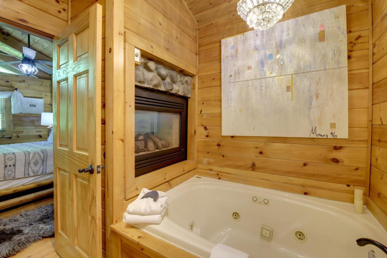 Family Cabin With Private Hot Tub And Deck! *
