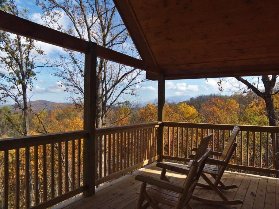 * *luxury 4 Bdrms, Views, Theater, Arcade, Firepit Gatlinburg