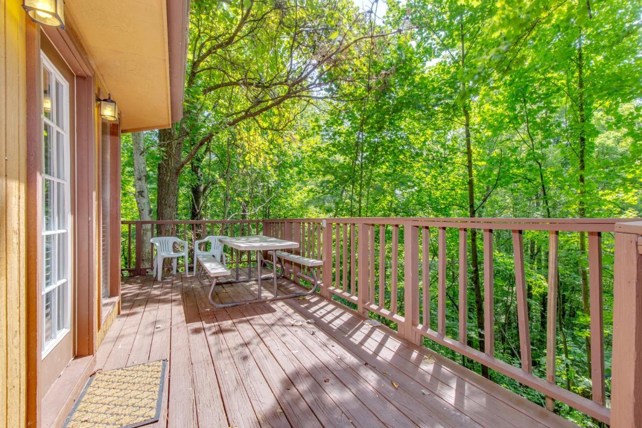 Smoky View Chalet, 2 Bedrooms, Pool Table, Foosball, Pool Access, Sleeps 6 Gatlinburg