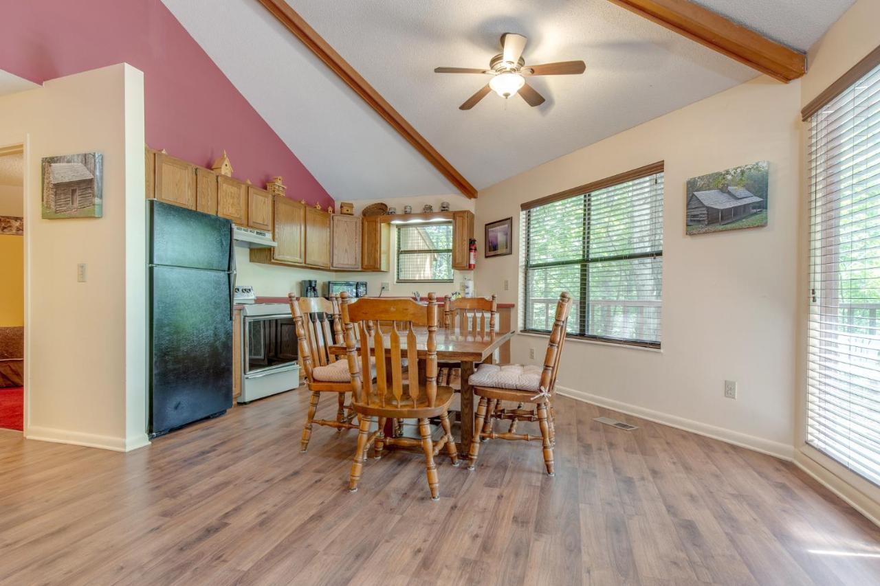 Smoky View Chalet, 2 Bedrooms, Pool Table, Foosball, Pool Access, Sleeps 6