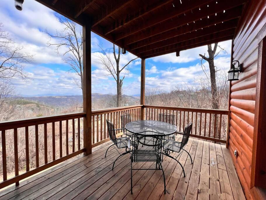 * *luxury 4 Bdrms, Views, Theater, Arcade, Firepit *