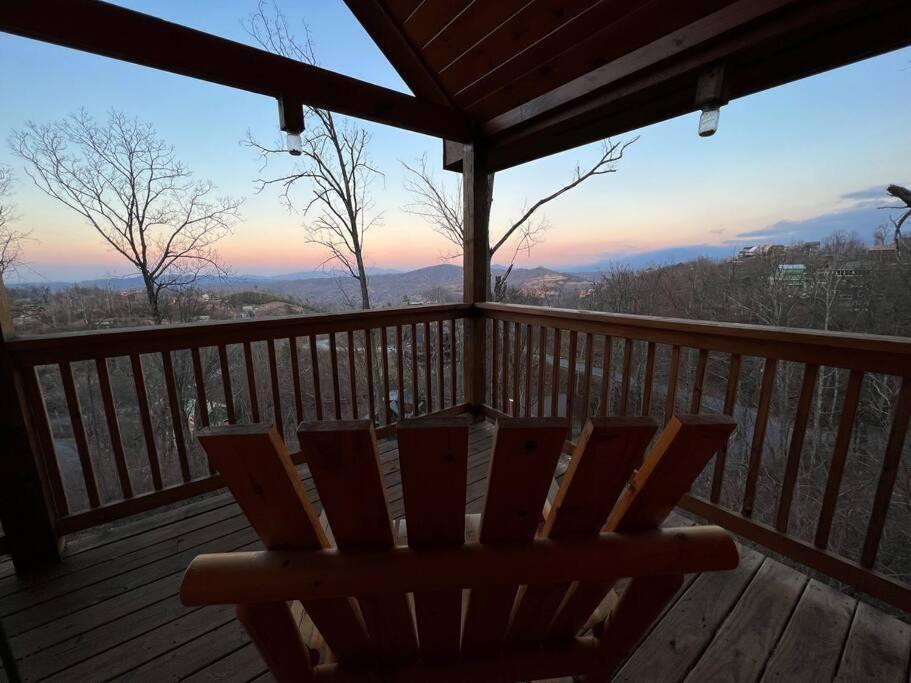* *luxury 4 Bdrms, Views, Theater, Arcade, Firepit *