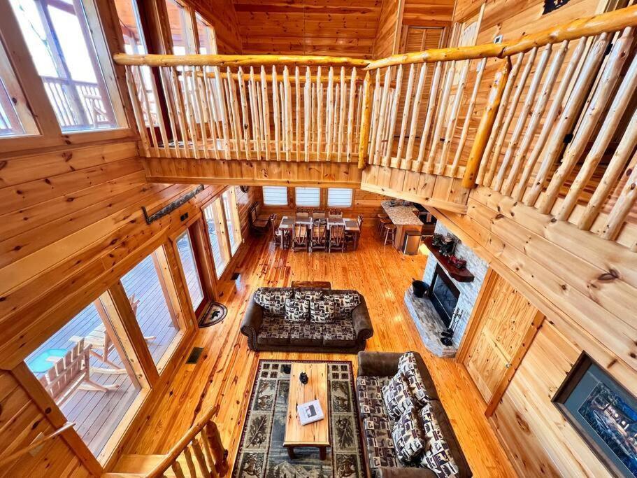 * *luxury 4 Bdrms, Views, Theater, Arcade, Firepit Gatlinburg