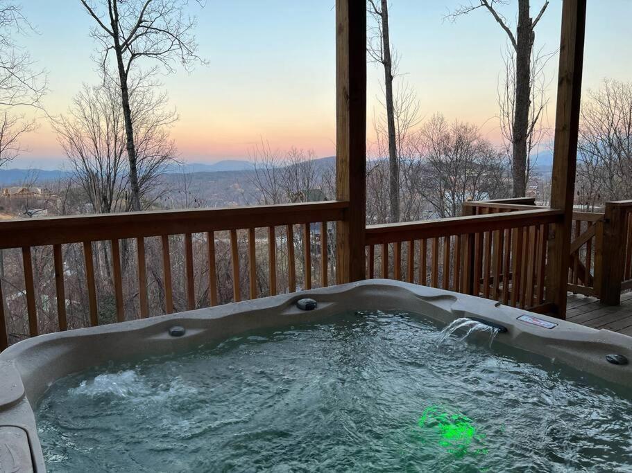 * *luxury 4 Bdrms, Views, Theater, Arcade, Firepit Gatlinburg