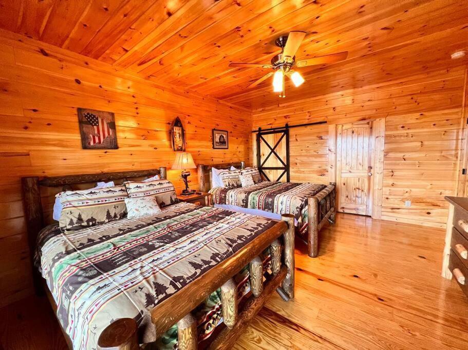 * *luxury 4 Bdrms, Views, Theater, Arcade, Firepit Holiday home Gatlinburg