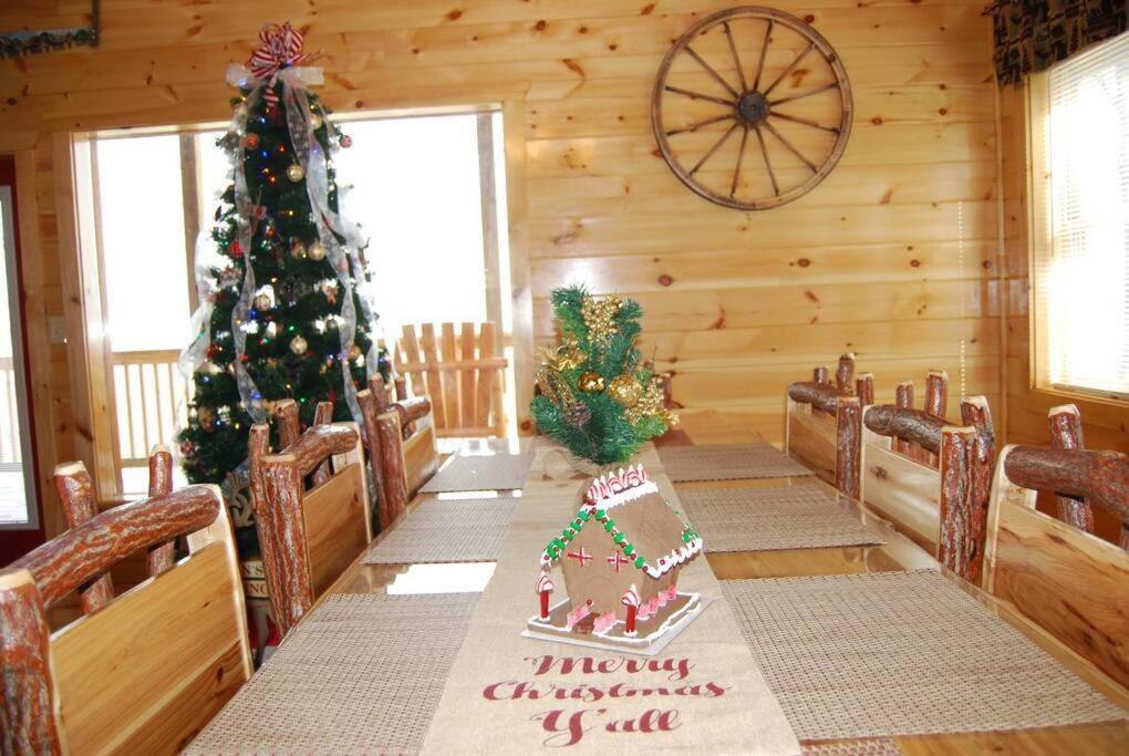 * *luxury 4 Bdrms, Views, Theater, Arcade, Firepit Gatlinburg