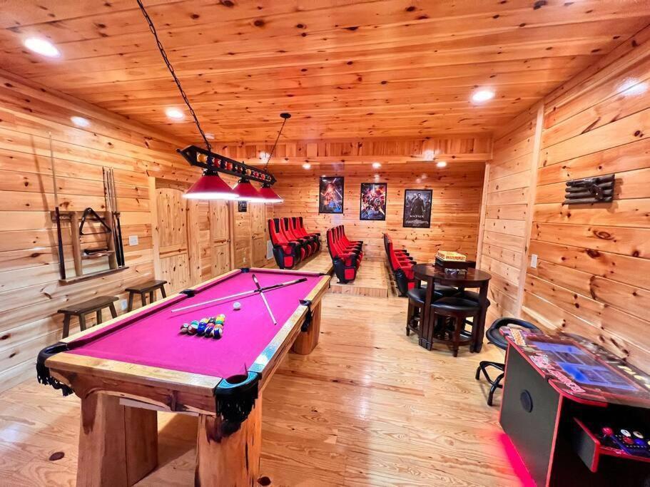 * *luxury 4 Bdrms, Views, Theater, Arcade, Firepit Holiday home Gatlinburg