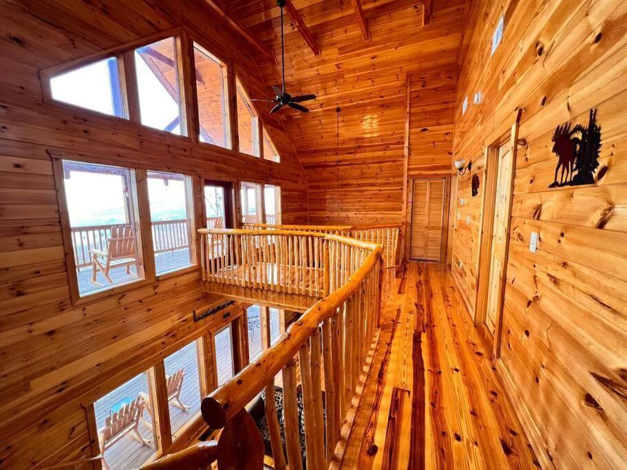 * *luxury 4 Bdrms, Views, Theater, Arcade, Firepit * Gatlinburg