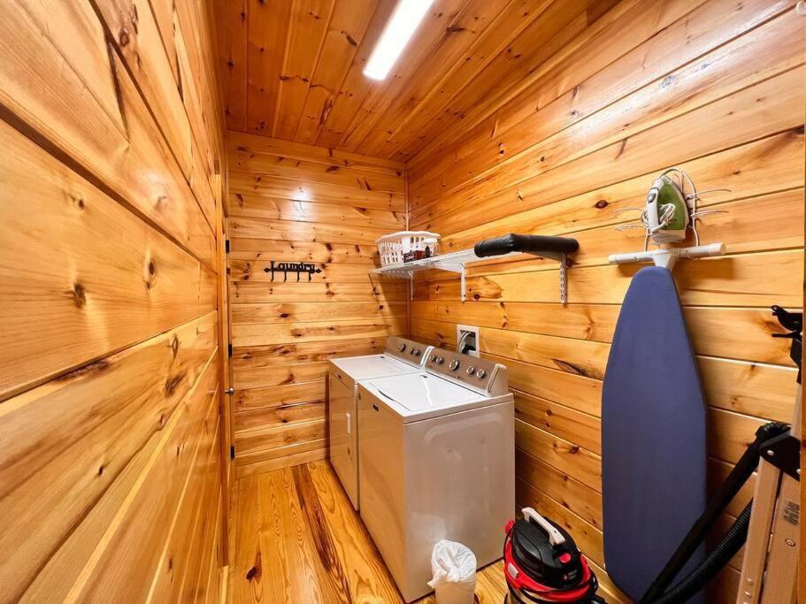 * *luxury 4 Bdrms, Views, Theater, Arcade, Firepit Holiday home *