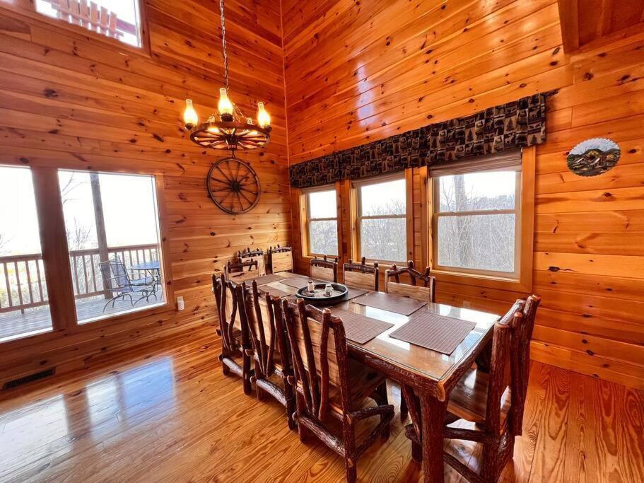 * *luxury 4 Bdrms, Views, Theater, Arcade, Firepit