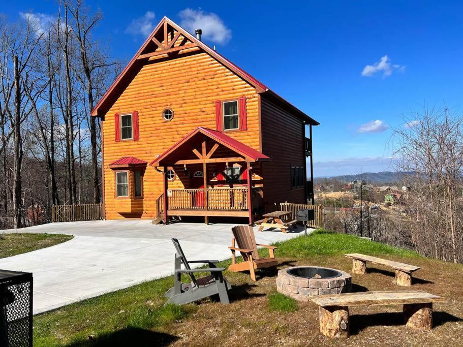 * *luxury 4 Bdrms, Views, Theater, Arcade, Firepit Holiday home *