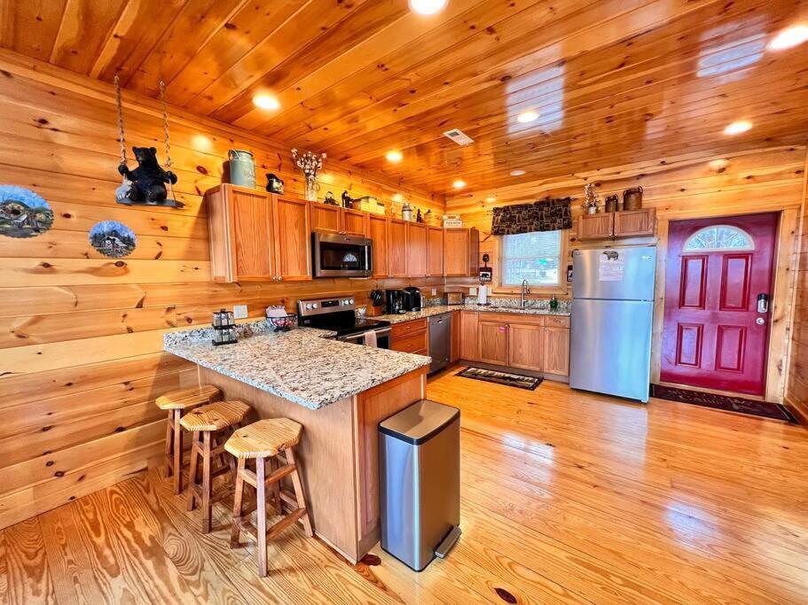 * *luxury 4 Bdrms, Views, Theater, Arcade, Firepit Holiday home Gatlinburg