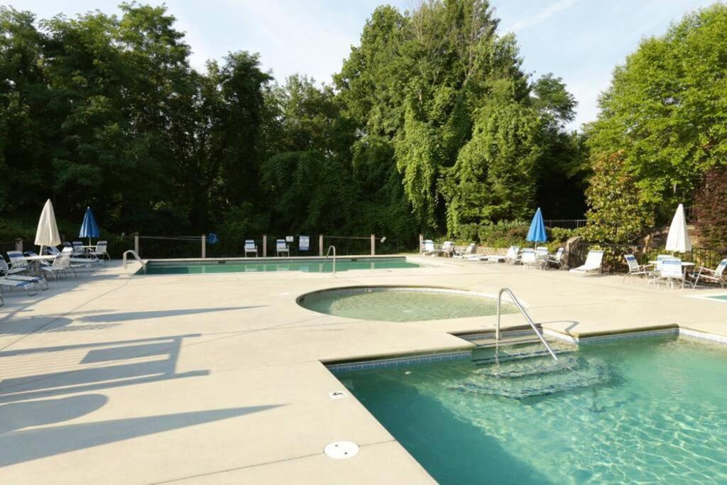 * *luxury 4 Bdrms, Views, Theater, Arcade, Firepit *