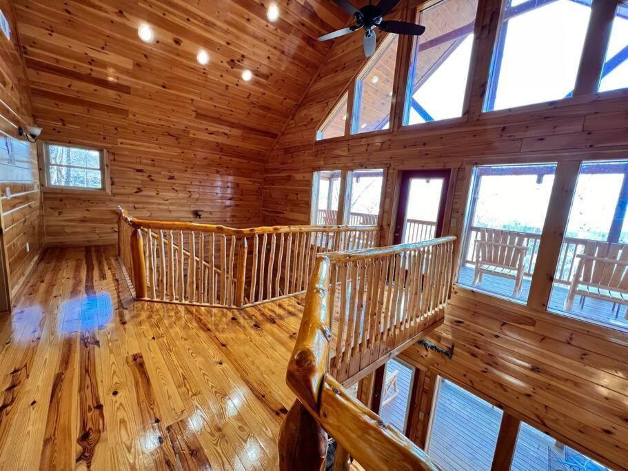 * *luxury 4 Bdrms, Views, Theater, Arcade, Firepit * Gatlinburg