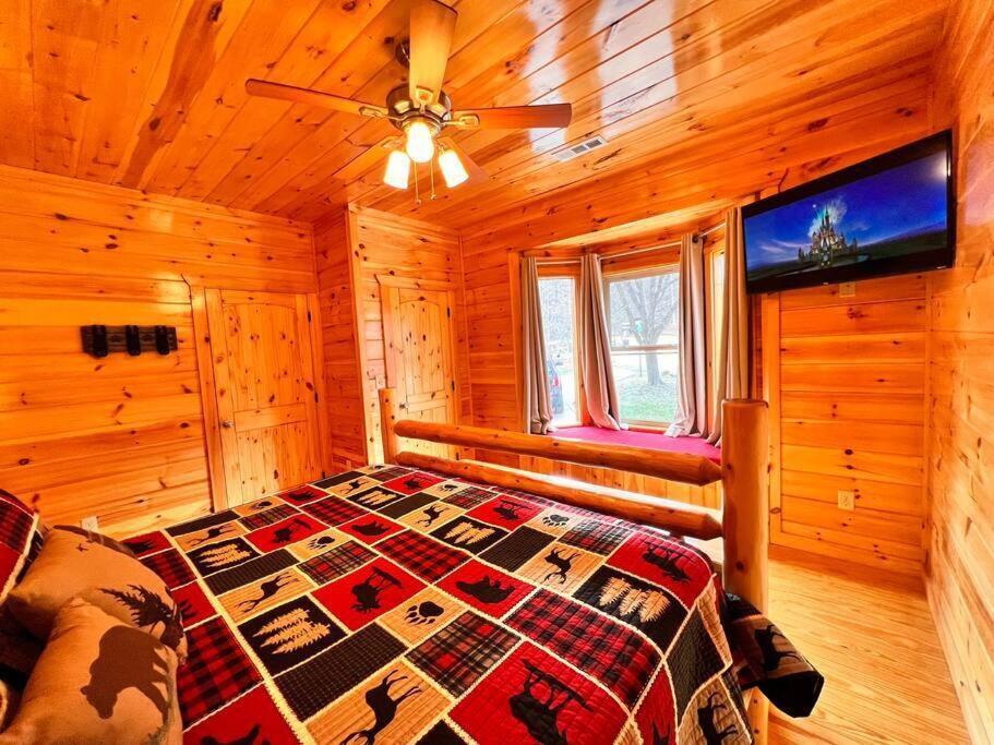 * *luxury 4 Bdrms, Views, Theater, Arcade, Firepit