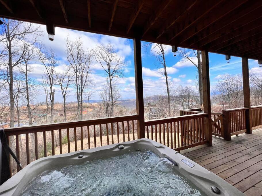 Holiday home * *luxury 4 Bdrms, Views, Theater, Arcade, Firepit Gatlinburg