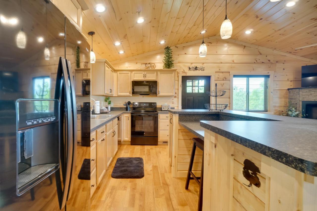 Gorgeous Large Deck And Hot Tub! Holiday home