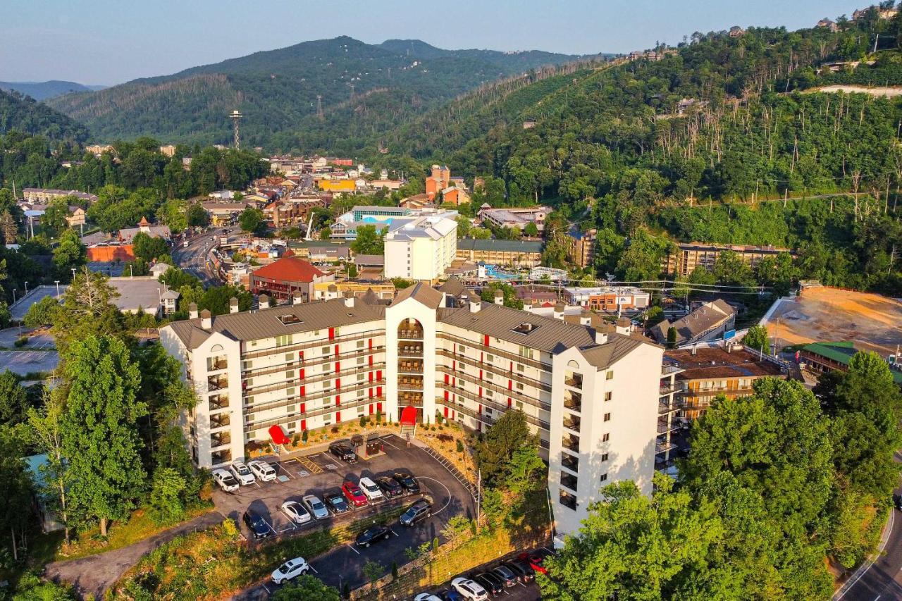 Apartment Stylish With Pool Walk Downtown! Gatlinburg