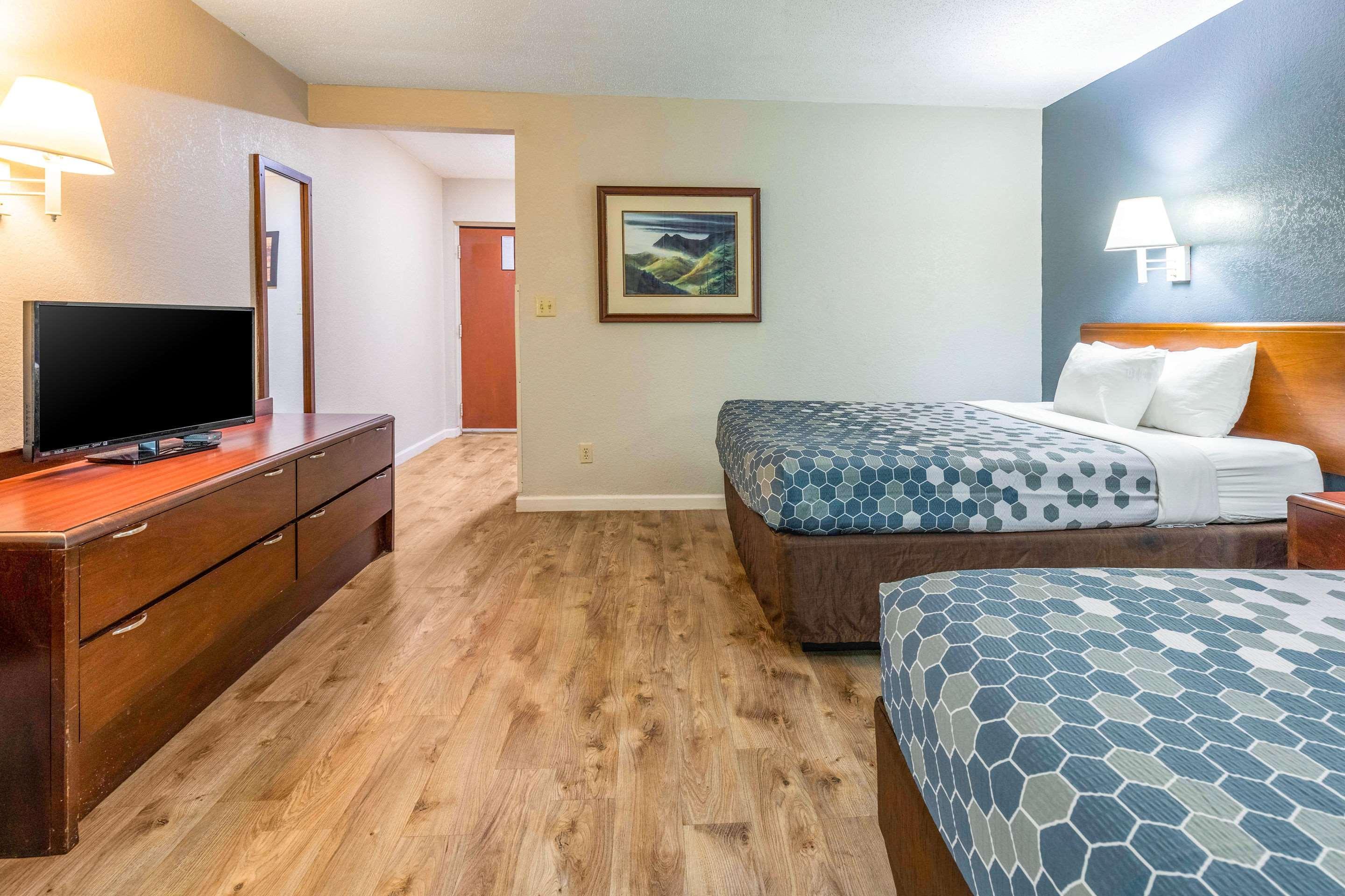 Econo & On The River Hotel