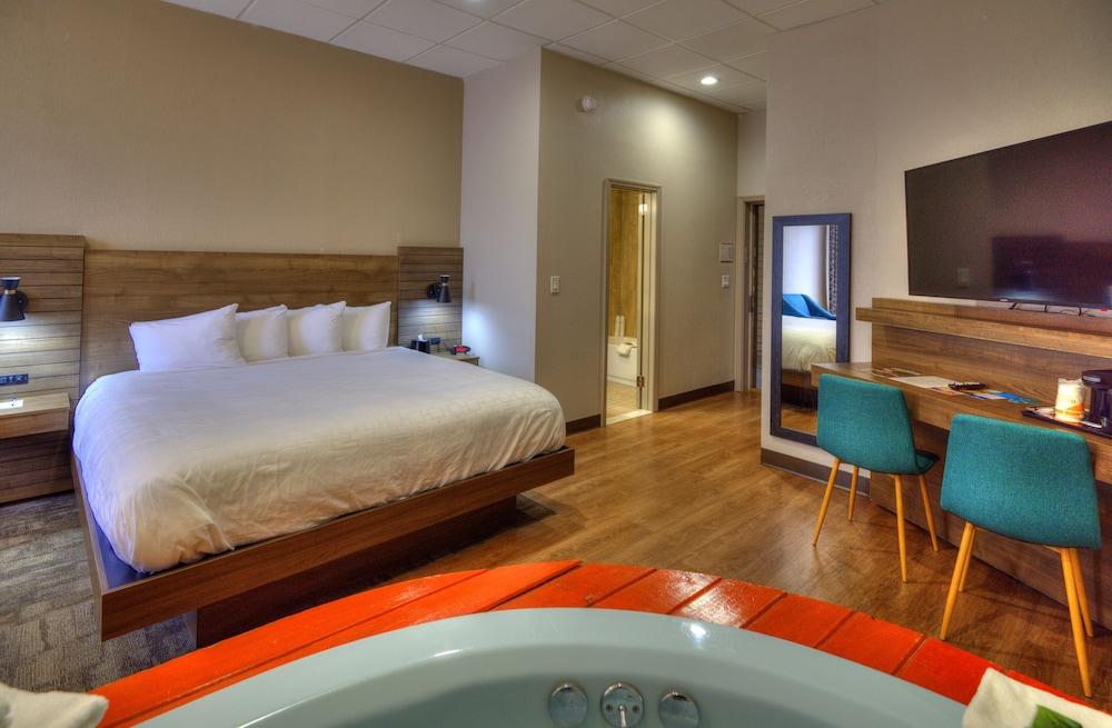 Hotel Clarion Pointe Downtown 2*