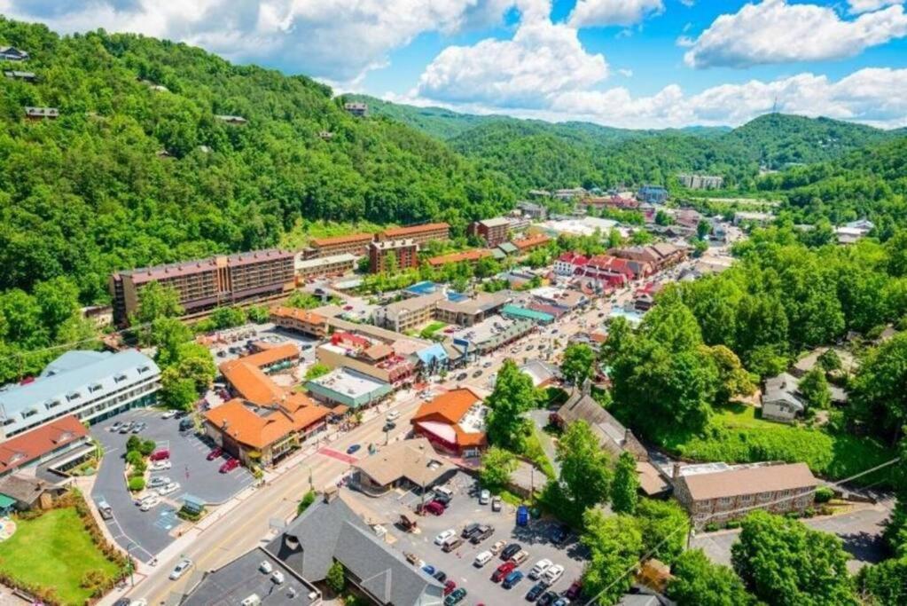 Chalet Bear Tracks Gatlinburg