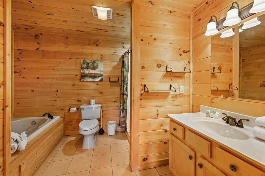 Holiday home Spacious Smokies - Hot Tub With Mountain Views
