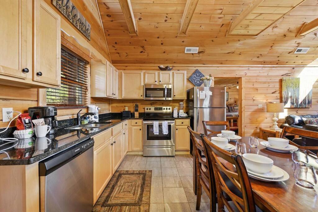 Spacious Smokies - Hot Tub With Mountain Views Holiday home *