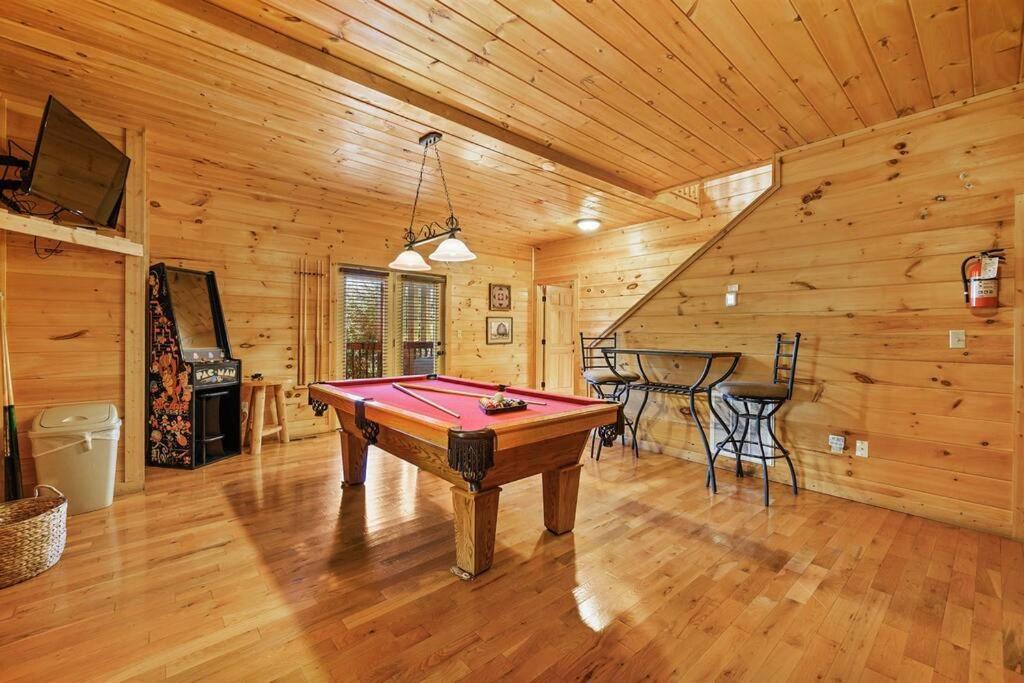 Spacious Smokies - Hot Tub With Mountain Views Holiday home Gatlinburg