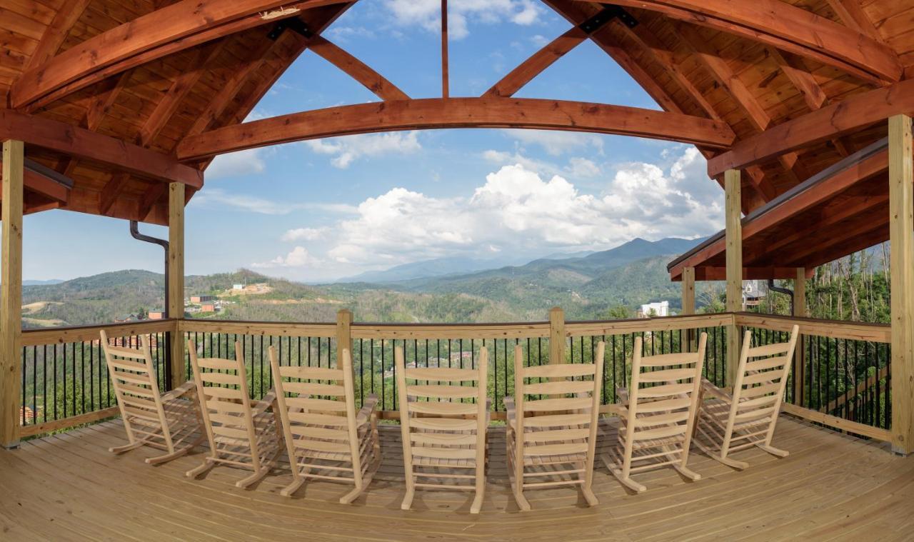 Skyline Splendor: Luxe Retreat With Breathtaking Views Over Downtown Villa *
