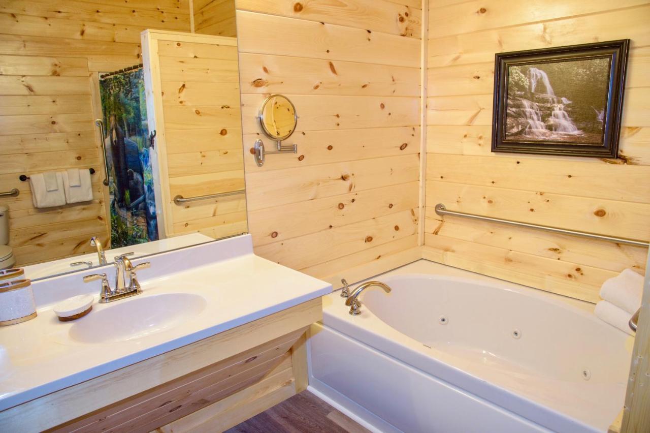 Skyline Splendor: Luxe Retreat With Breathtaking Views Over Downtown