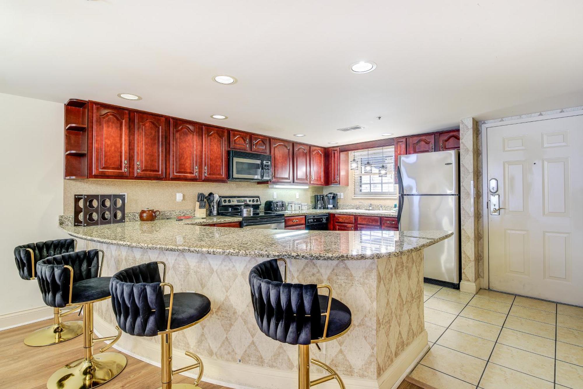Newly-renovated With Mtn Views - Walk To Dtwn! Apartment