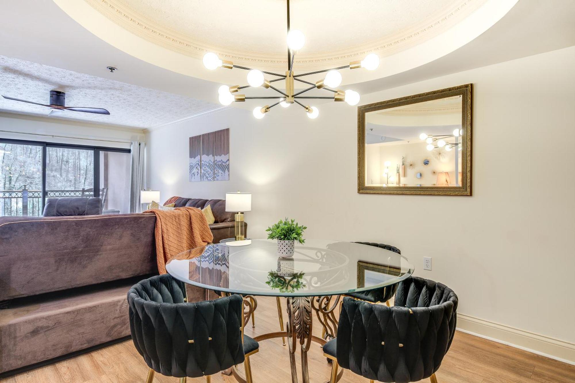 Newly-renovated With Mtn Views - Walk To Dtwn! Apartment *