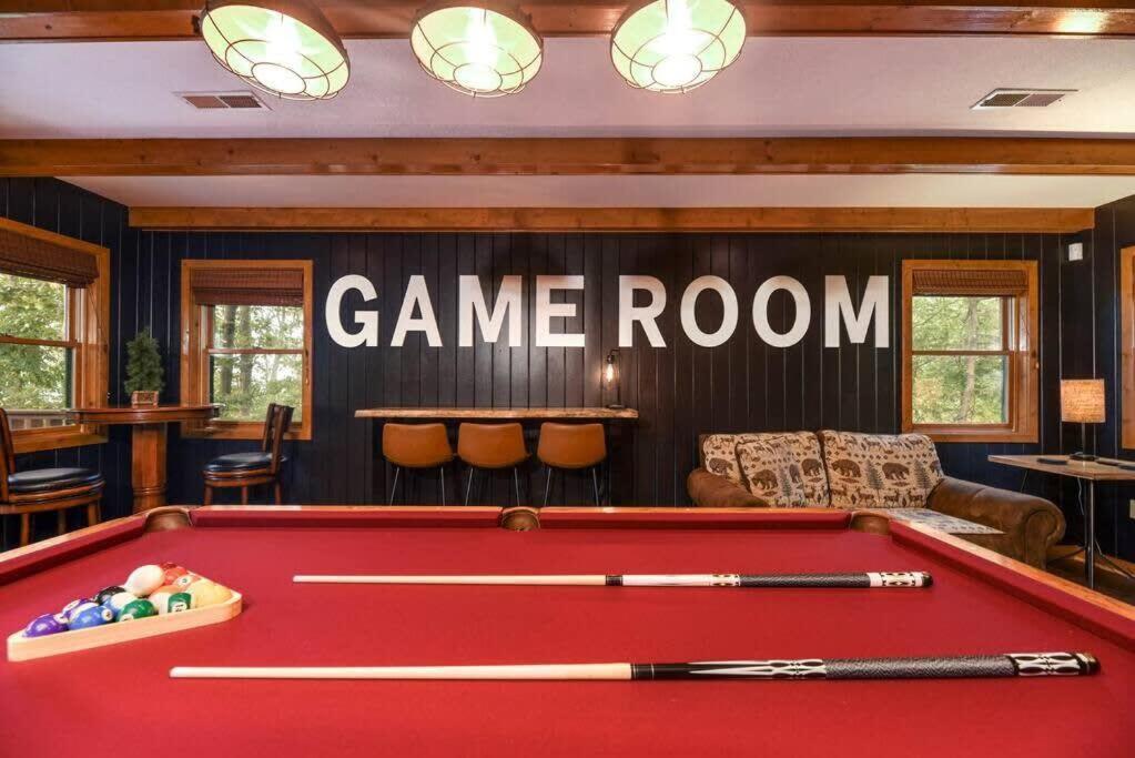 Black Bear ~ Game ~ Hot Tub ~ Firepit Holiday home