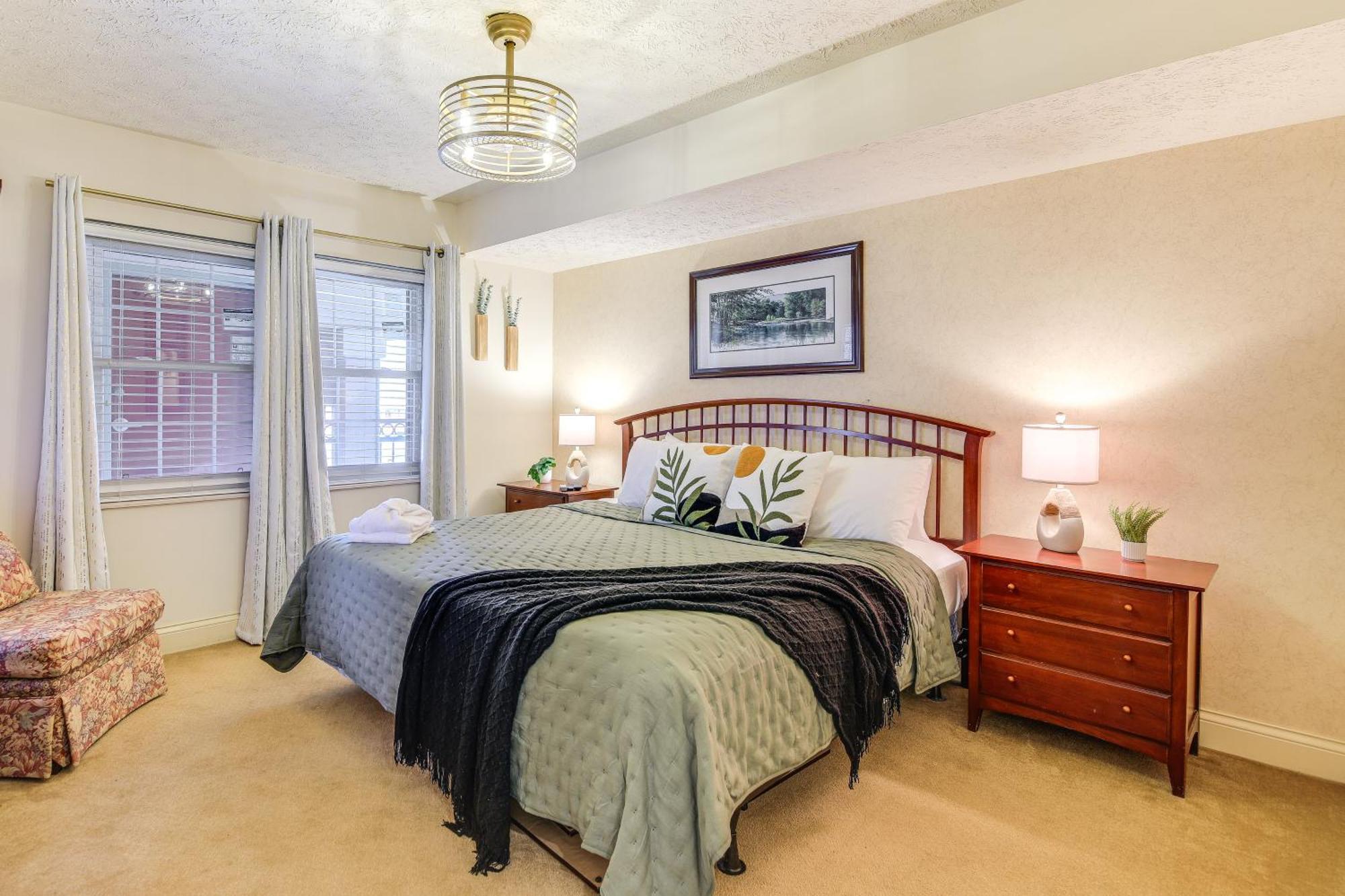 Newly-renovated With Mtn Views - Walk To Dtwn!