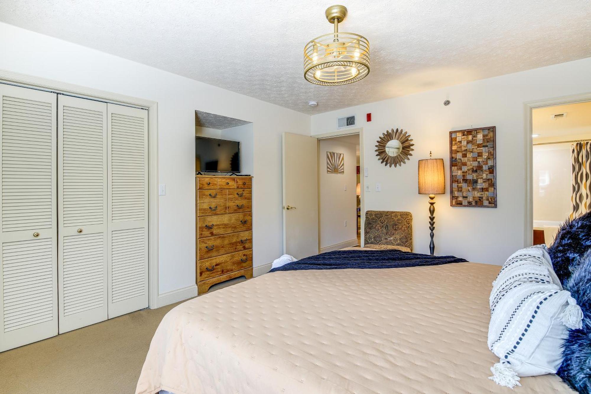 Newly-renovated With Mtn Views - Walk To Dtwn! Apartment *