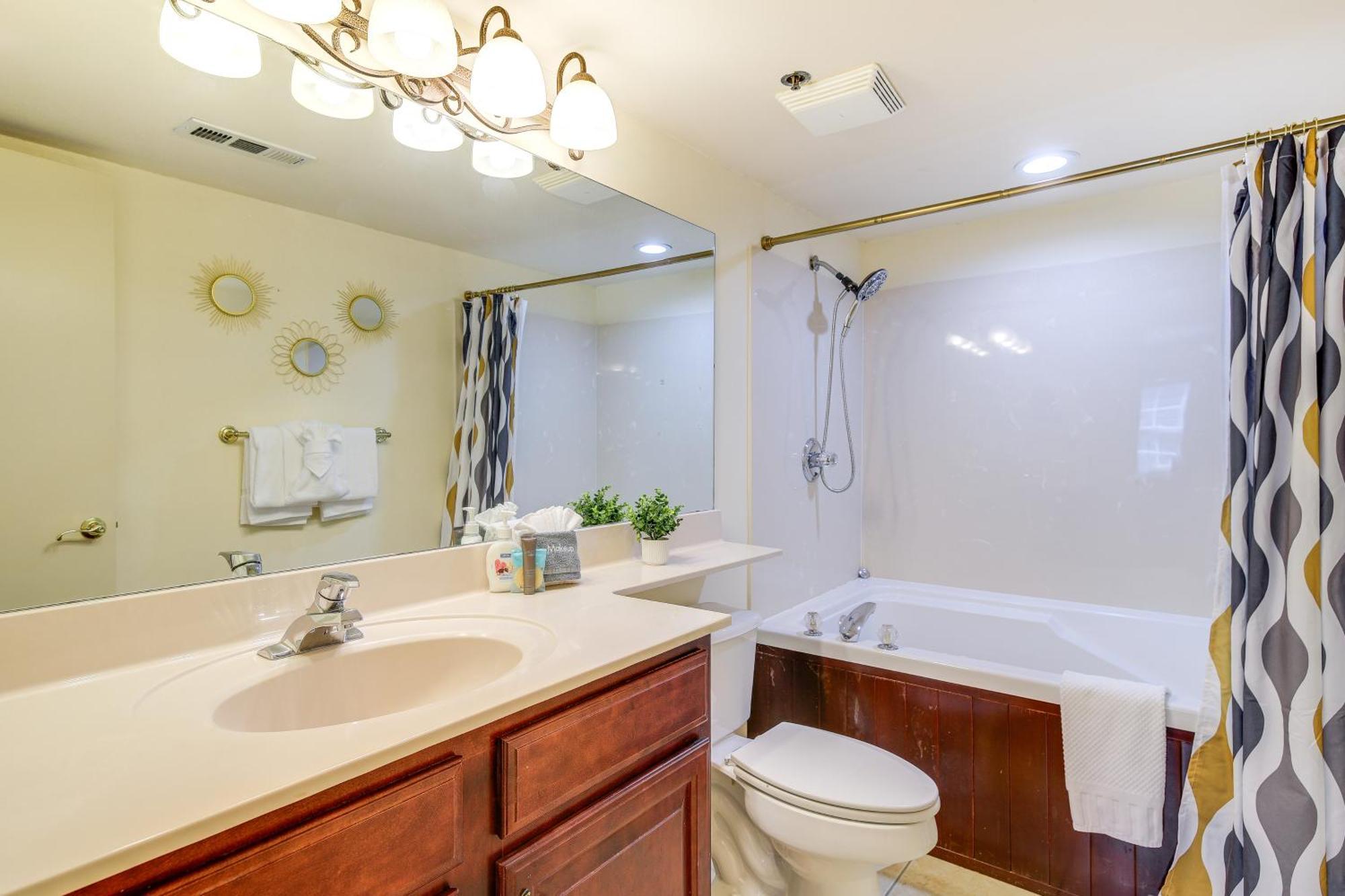 Newly-renovated With Mtn Views - Walk To Dtwn! Apartment Gatlinburg