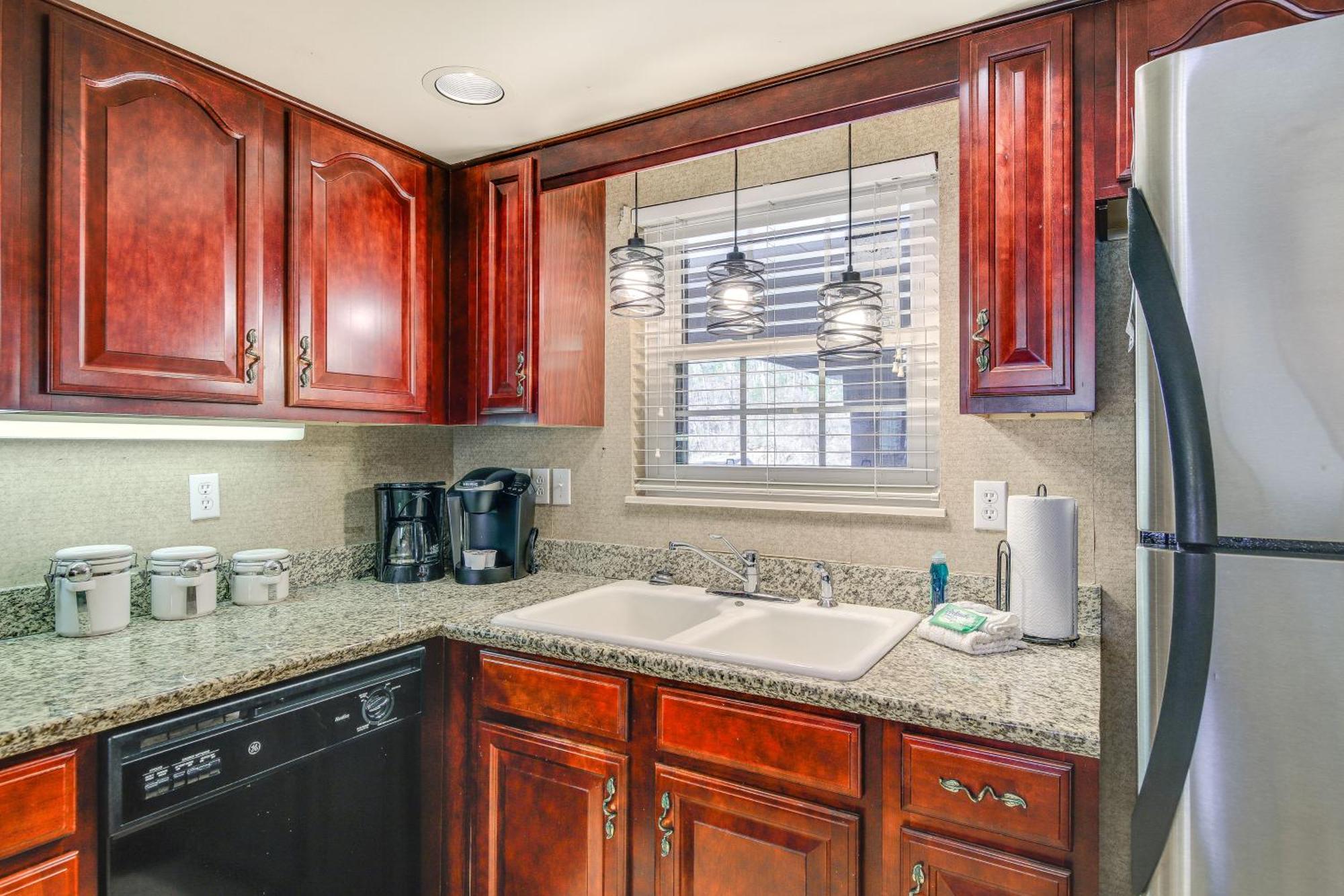 Newly-renovated With Mtn Views - Walk To Dtwn! Apartment