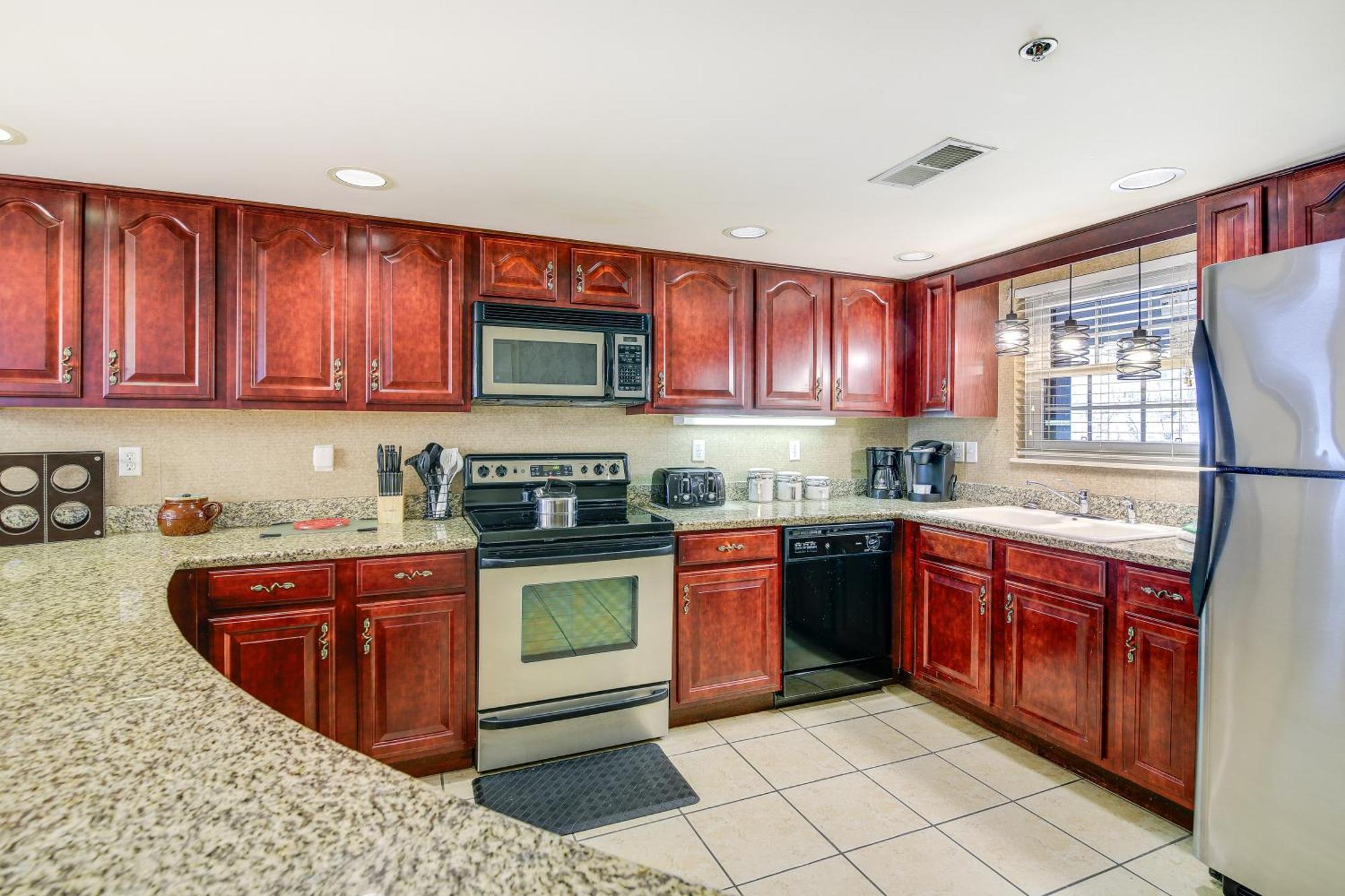 Newly-renovated With Mtn Views - Walk To Dtwn! Gatlinburg
