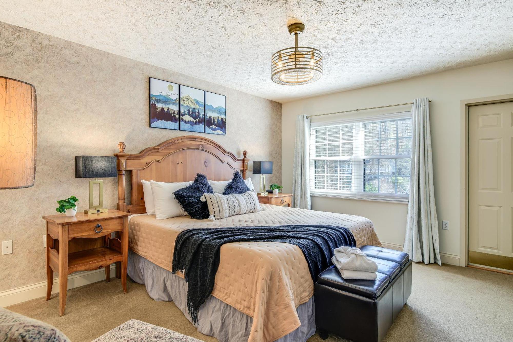 Newly-renovated With Mtn Views - Walk To Dtwn! Apartment *