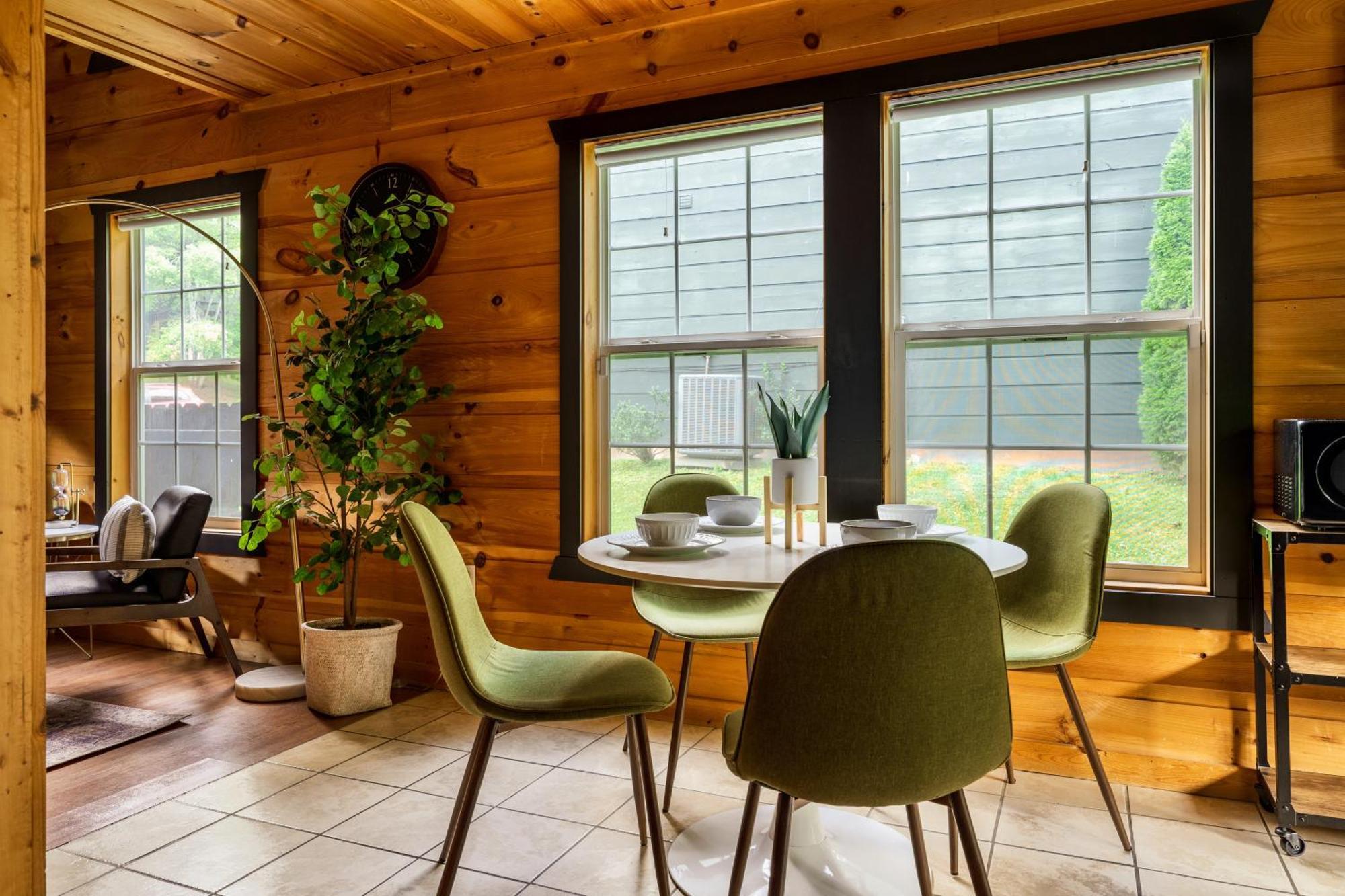 The Copper Bird Mid Century Hot Tub Arcade Gameroom Rock Climbing Holiday home Gatlinburg