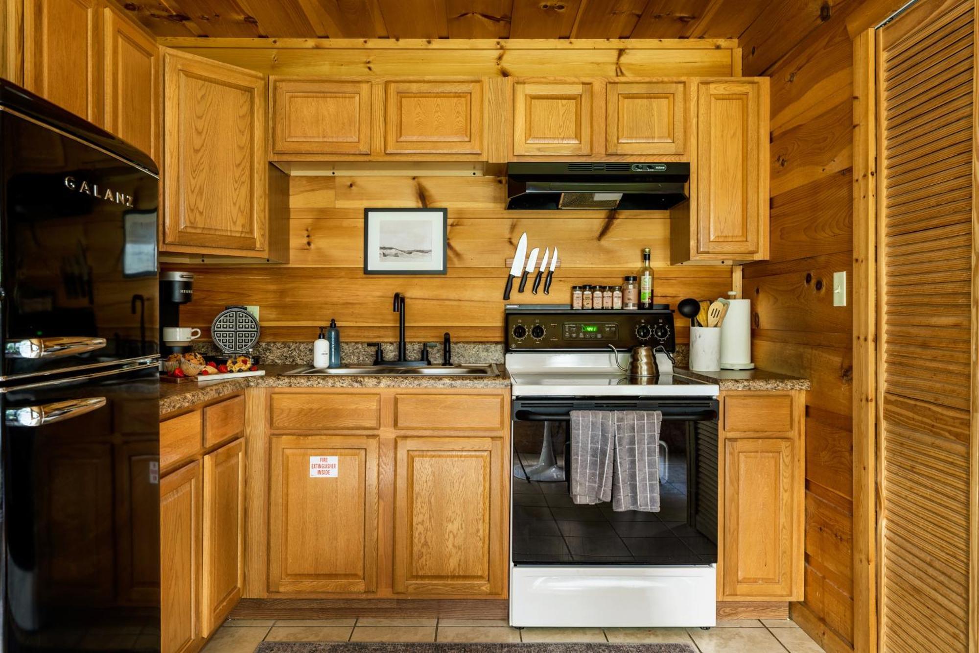 The Copper Bird Mid Century Hot Tub Arcade Gameroom Rock Climbing Holiday home Gatlinburg