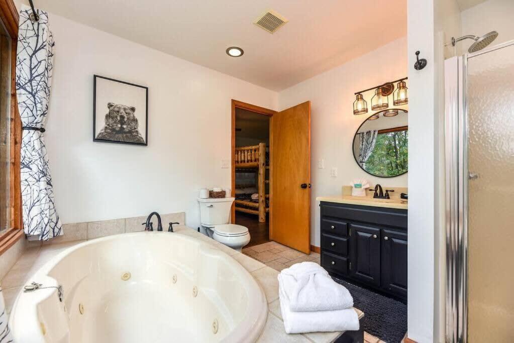 Black Bear ~ Game ~ Hot Tub ~ Firepit * Gatlinburg