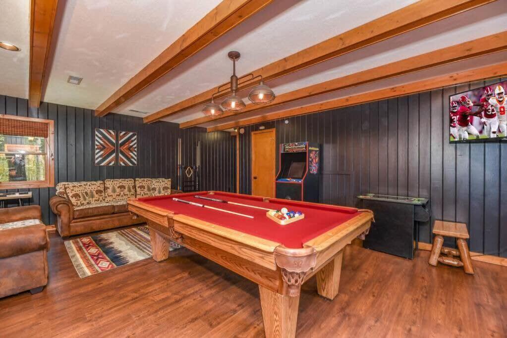 Black Bear ~ Game ~ Hot Tub ~ Firepit Holiday home Gatlinburg
