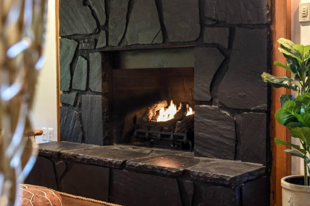 Black Bear ~ Game ~ Hot Tub ~ Firepit Holiday home *