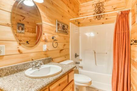 Holiday home The Great Escape - Min From Parkway With Hot Tub Gatlinburg