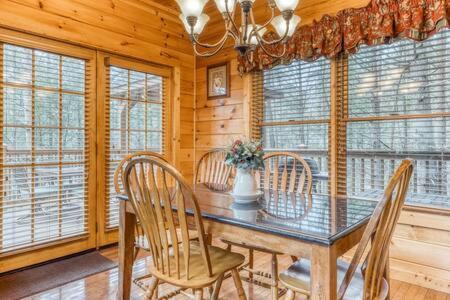 Holiday home The Great Escape - Min From Parkway With Hot Tub Gatlinburg