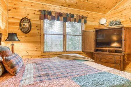 The Great Escape - Min From Parkway With Hot Tub Holiday home