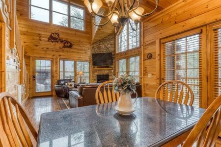 The Great Escape - Min From Parkway With Hot Tub Holiday home *